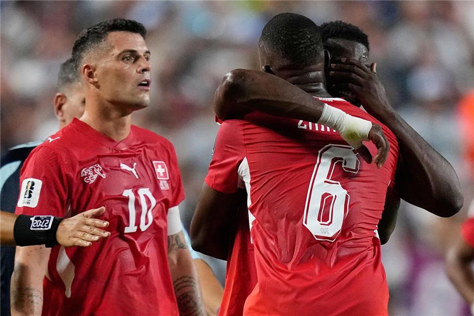 Embolo war nach seinem Platzverweis am Boden zerstört. Ashley Landis/AP/dpa