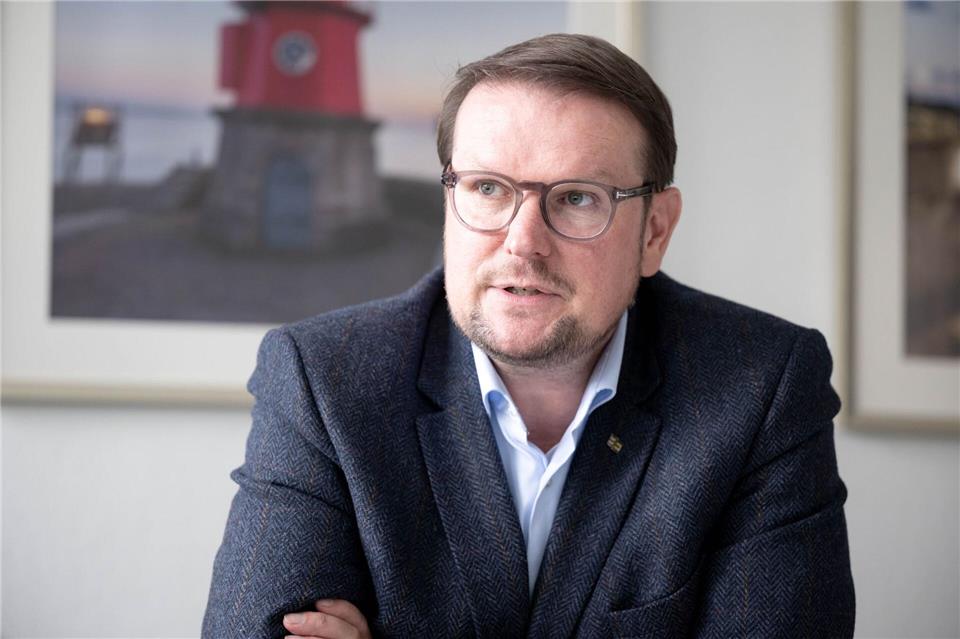Emdens Oberbürgermeister Tim Kruithoff hofft, dass Bund und Land während der Nationalen Maritimen Konferenz in der Stadt bei der Außenems-Vertiefung vorankommen. Sina Schuldt/dpa