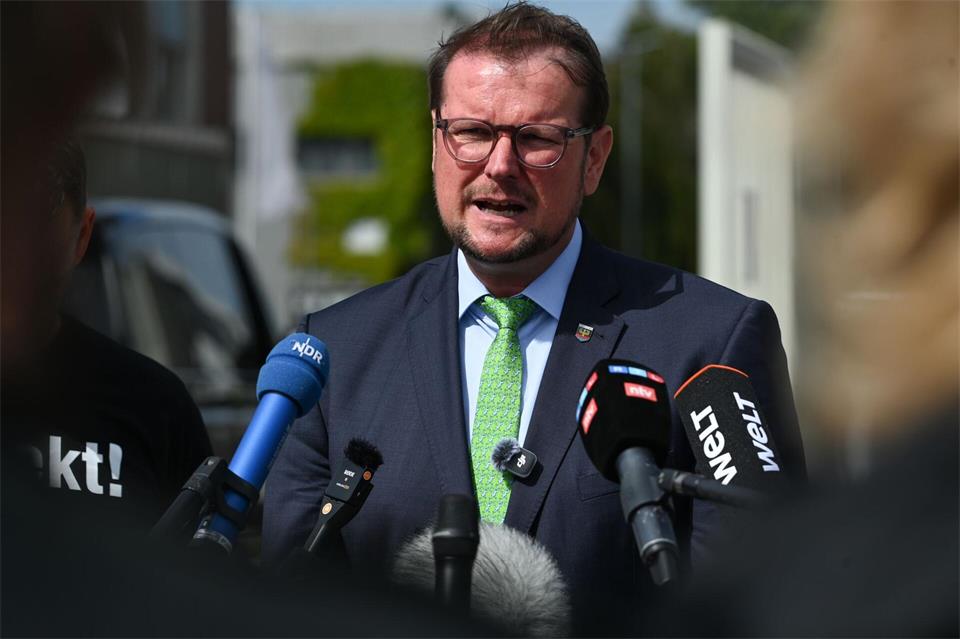 Emdens Oberbürgermeister Tim Kruithoff (parteilos) will die Automobilproduktion in seiner Stadt halten. (Archivbild)Lars Penning/dpa