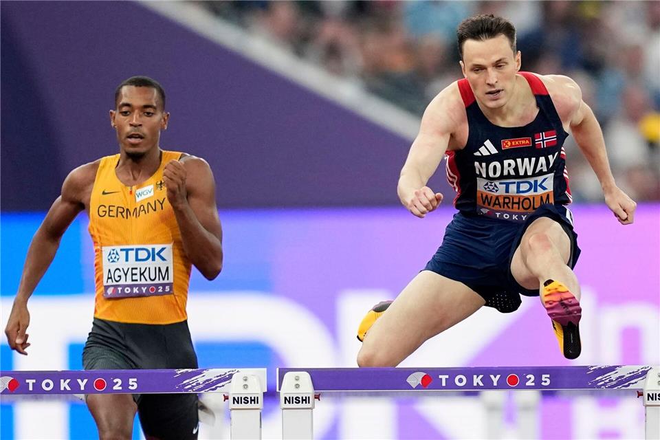 Emil Agyekum bei der WM 2025 im Vorlauf hinter Karsten Warholm (Archivbild).Petr David Josek/AP/dpa