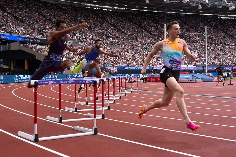 Emil Agyekum (l) und der Norweger Karsten Warholm beim 400-Meter-Hürdenrennen in London.Ali Habib/ZUMA Press Wire/dpa