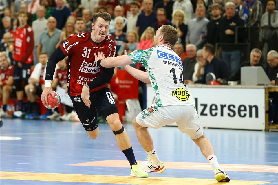 Emil Jakobsen (SG Flensburg-Handewitt, l) im Zweikampf mit Omar Ingi Magnusson (SC Magdeburg).Michael Hundt/dpa