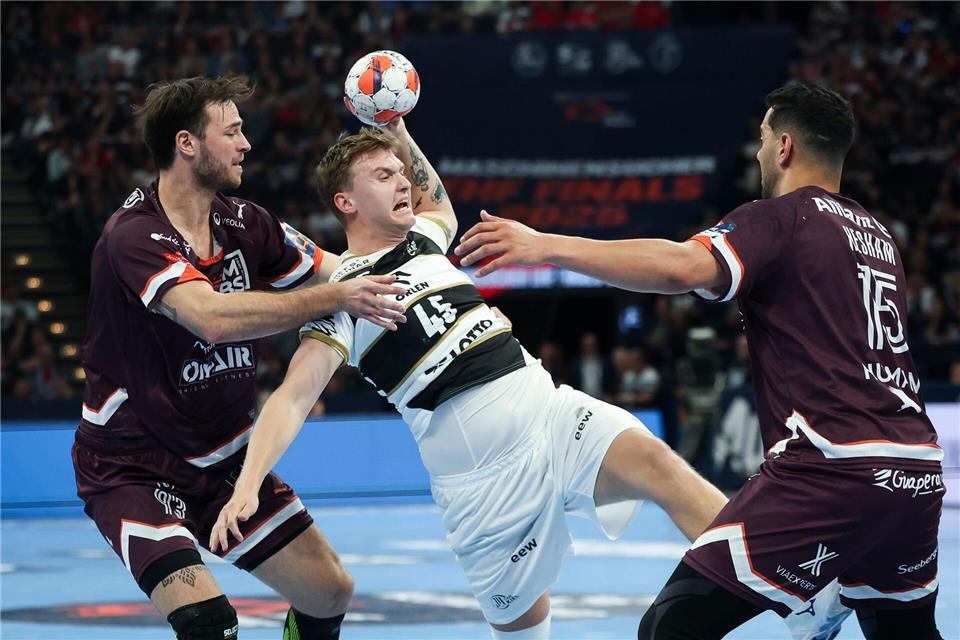 Emil Madsen (M) wird dem THW Kiel bis zum Jahresende fehlen.Christian Charisius/dpa