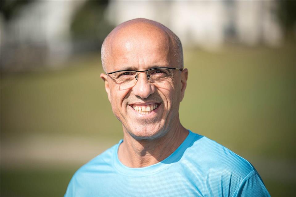 Emin da Silva hat im vorigen Jahr den Zehn-Kilometer-Lauf beim Bremer Marathon rückwärts auf beiden Beinen gleichzeitig hüpfend zurückgelegt. Sina Schuldt/dpa