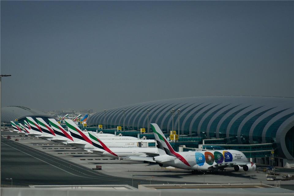 Emirates-Flugzeuge werden nach der Schließung des Dubai International Airport geparkt.Altaf Qadri/AP/dpa