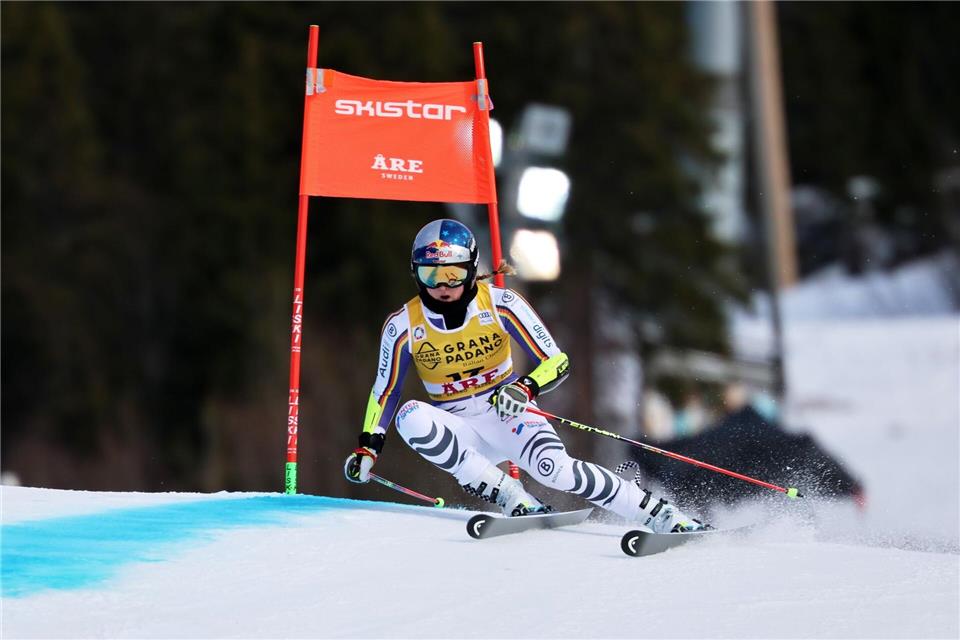 Emma Aicher arbeitet sich an Mikaela Shiffrin heran.Marco Trovati/AP/dpa