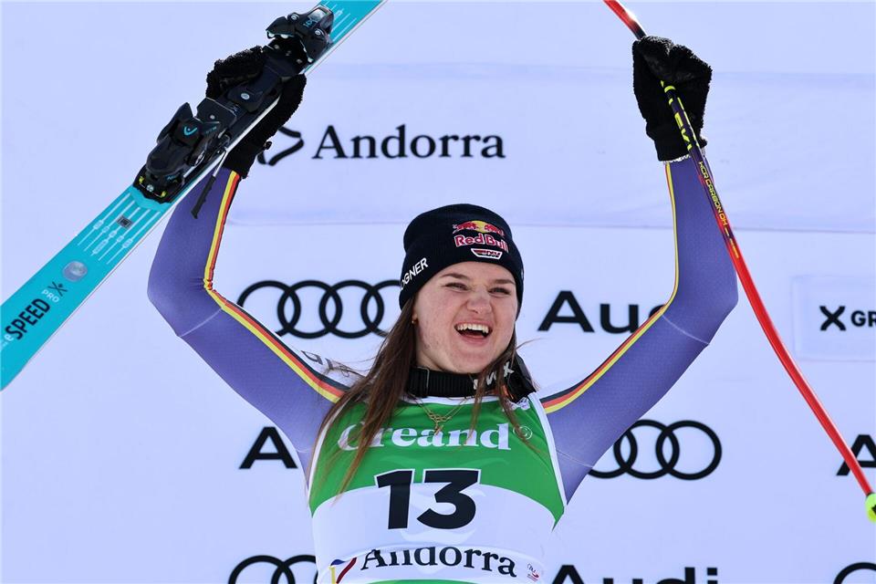 Emma Aicher jubelt über Platz zwei im zweiten Super-G von Soldeu.Marco Trovati/AP/dpa