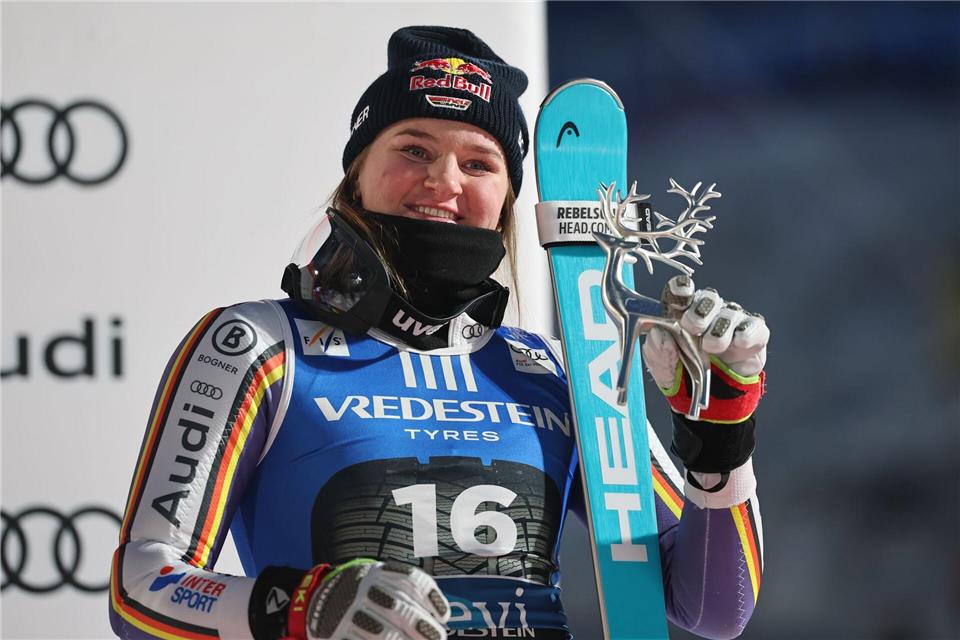 Emma Aicher jubelt über ihren dritten Platz beim Slalom von Levi.Marco Trovati/AP/dpa