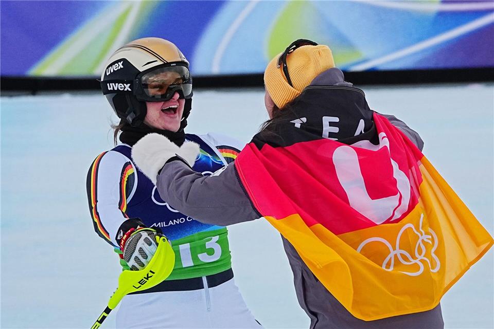 Emma Aicher (links) lässt sich von Kira Weidle-Winkelmann für einen famosen Slalom in der Team-Kombi umarmen.Michael Kappeler/dpa