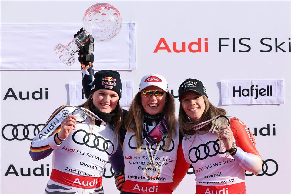 Emma Aicher (links) und Mikaela Shiffrin (Mitte) lieferten sich ein spannendes Duell um den Gesamtweltcup.Marco Trovati/AP/dpa
