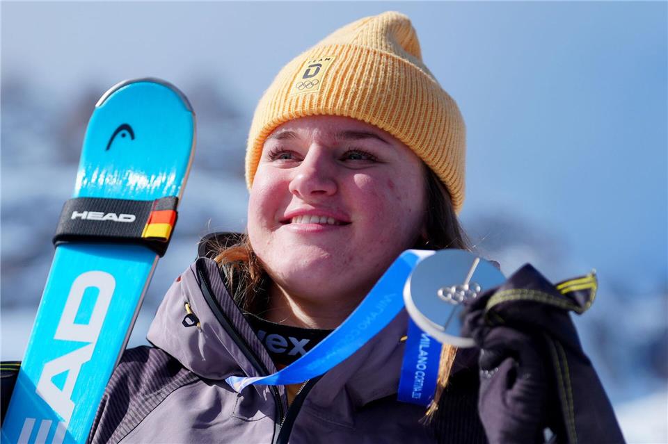 Emma Aicher raste in der Abfahrt am Sonntag zu Olympia-Silber.Michael Kappeler/dpa