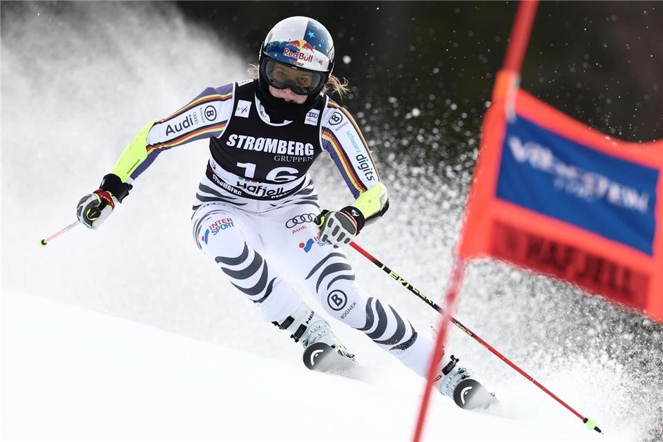Emma Aicher zeigt einen starken ersten Riesenslalom-Durchgang in Hafjell.Gabriele Facciotti/AP/dpa