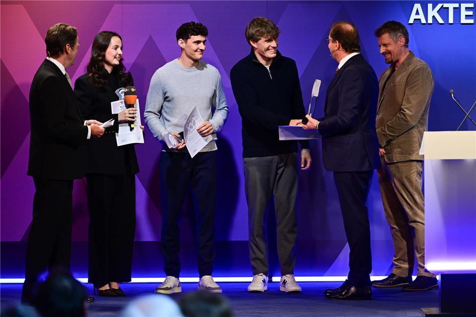 Emma Maria Tuscher, Elias Christofer Linz und Paul Christoph Georg aus Frankfurt am Main bekamen den Preis verliehen.Sebastian Christoph Gollnow/dpa