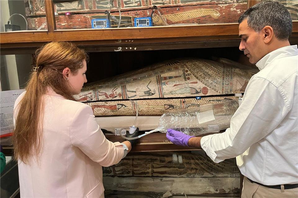 Emma Paolin und Abdelrazek Elnaggar von der Universität Ljubljana nahmen Luftproben im Ägyptischen Museum in Kairo.Cecilia Bembibre/EurekAlert/University College London/dpa