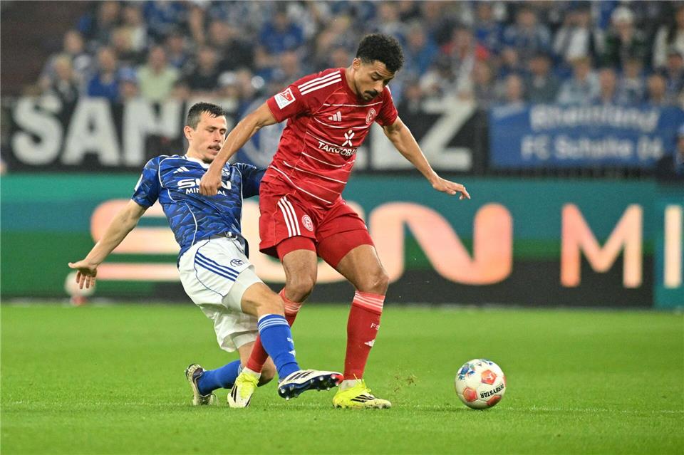 Emmanuel Iyoha (r) wechselt von Fortuna Düsseldorf zum 1. FC Magdeburg. (Archivbild)Bernd Thissen/dpa