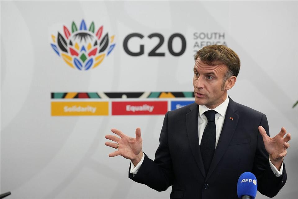 Emmanuel Macron äußerte sich zu militärischen Sicherheitsgarantien. (Archivbild)Thibault Camus/AP/dpa