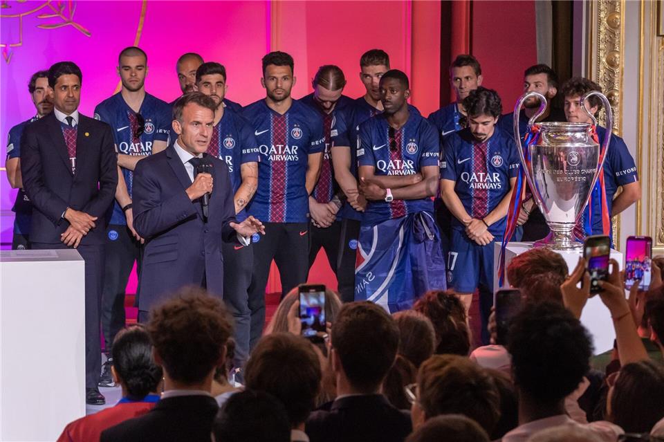 Emmanuel Macron empfängt das Team von PSG. Christophe Petit Tesson/Pool EPA/AP/dpa