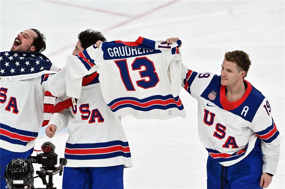 Emotionale Geste nach dem Sieg im Eishockey-Finale.Peter Kneffel/dpa