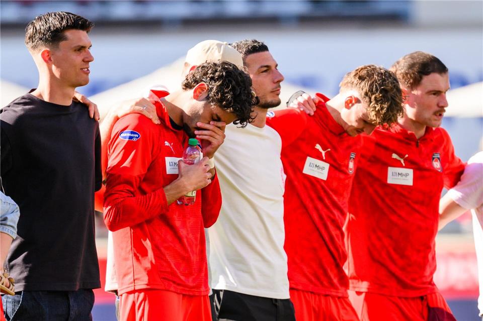 Emotionale Szene: Eren Dinkci wurde mit Sprechchören gefeiert.Tom Weller/dpa