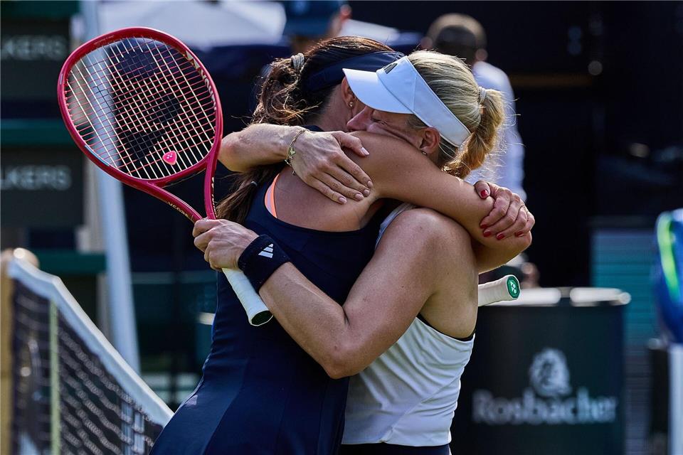 Emotionaler Abschied: Angelique Kerber (r) bestritt ein Showmatch gegen Ana Ivanović.Mathias Schulz/dpa