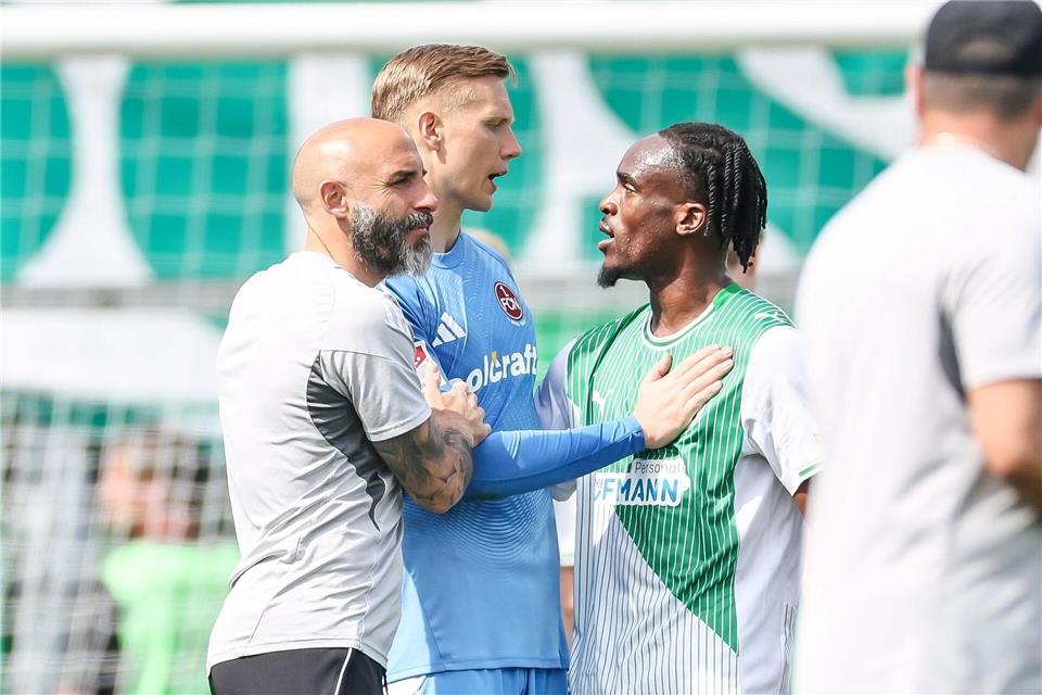 Emotionen nach dem Derby: Nürnbergs Torwart Jan Reichert und Fürths Torschütze Noel Futkeu im Disput. Daniel Löb/dpa