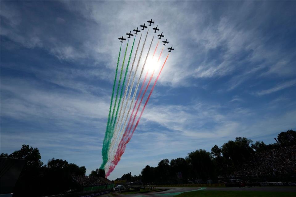 Red Bulls „Wiedergeburt“: Verstappen-Jubel im roten Rauch Emotionen sind Programm beim Italien-Rennen. Luca Bruno/AP/dpa