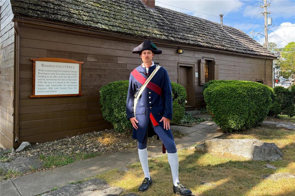 Empfängt im historischen Uniformkostüm des jungen Washington am Fort Loudoun in Winchester Besucher: Guide Charles Harbaugh IV.Verena Wolff/dpa-tmn