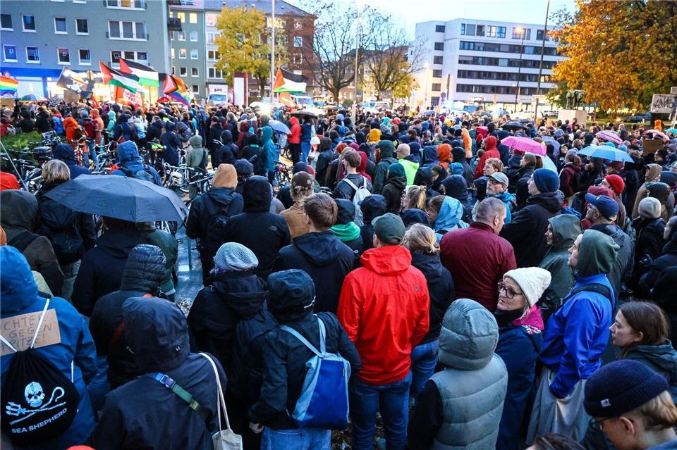 Tausende demonstrieren in NRW: „Merz muss weg“ Empörte Bürger nehmen an einer Protestaktionen nach den Aussagen von Bundeskanzler Merz zu Stadtbild und Migration teil.Alex Talash/dpa