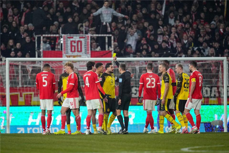 Emre Can (M) stand im Mittelpunkt des Geschehens in Köpenick.Soeren Stache/dpa