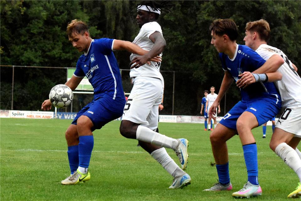 Emsdetten hatte Gemen im Griff: Hier stoppt Adinane Fousseni den Vorstoß von Gemens Johannes Koschmieder (links), der kurz vor der Pause die dicke Chance zum 2:0 hatte.