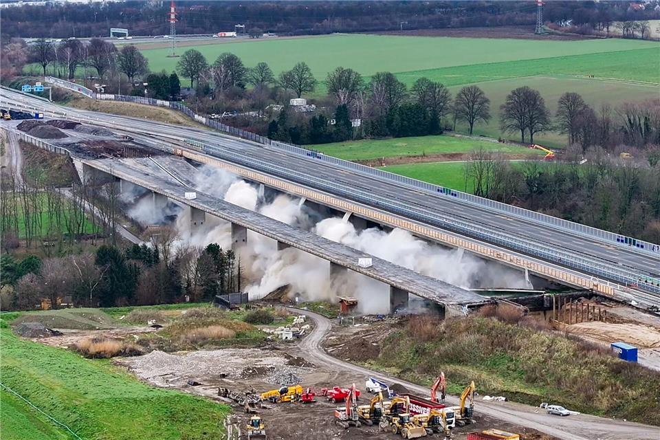 Ende 2024 hat es bereits zum ersten Mal gerumst, die Sprengung eines weiteren Brückenteils steht nun am Sonntag an. (Archivfoto)Christoph Reichwein/dpa