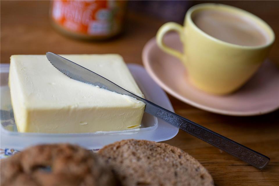 Ende 2024 kostete ein Päckchen Butter 2,39 Euro, nun sind es nur noch 1,39 Euro.Monika Skolimowska/dpa