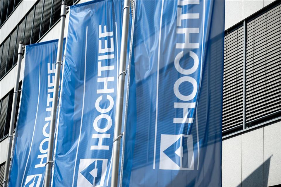 Ende 2025 beschäftigten Hochtief-Gesellschaften weltweit 61.500 Menschen, davon knapp 3.700 in Deutschland.Fabian Strauch/dpa