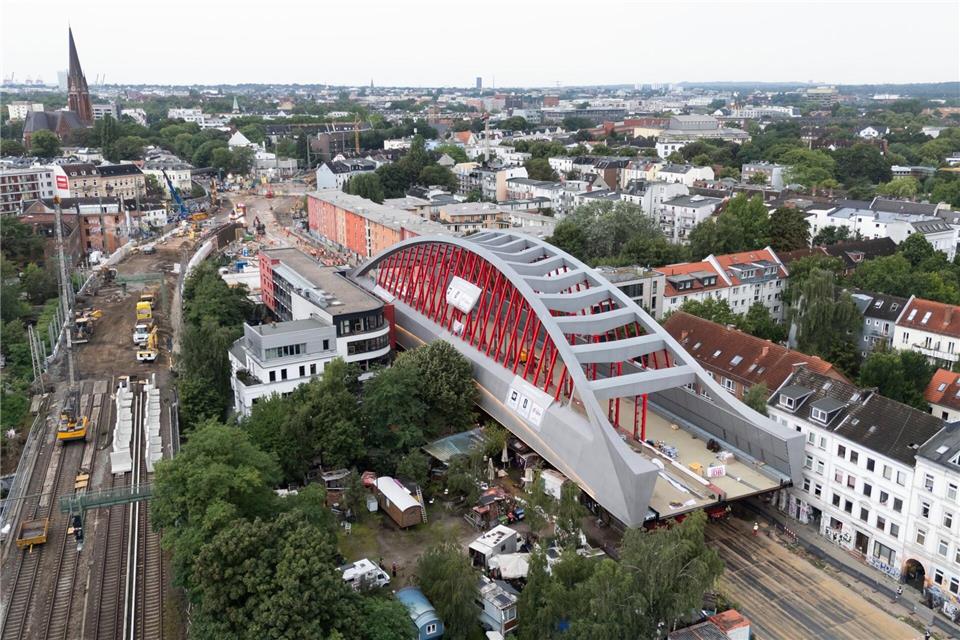 Ende August sollen dann wieder bis zu 1.000 Züge über die vier Gleise der markanten Brücke fahren. Christian Charisius/dpa