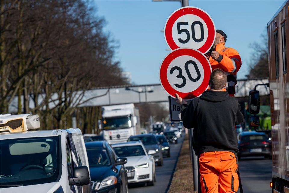 Ende Februar waren an der Landshuter Allee nach viel Hin und Her wieder Tempo-30-Schilder montiert worden. (Archivbild)Peter Kneffel/dpa