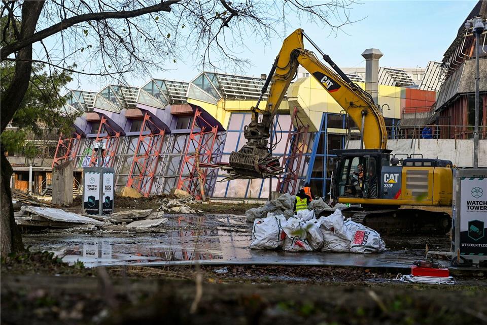 Ende November gab es bereits erste Baggerarbeiten auf dem Gelände rund um das Sport- und Erholungszentrum (SEZ) in Friedrichshain. (Archivbild)Jens Kalaene/dpa