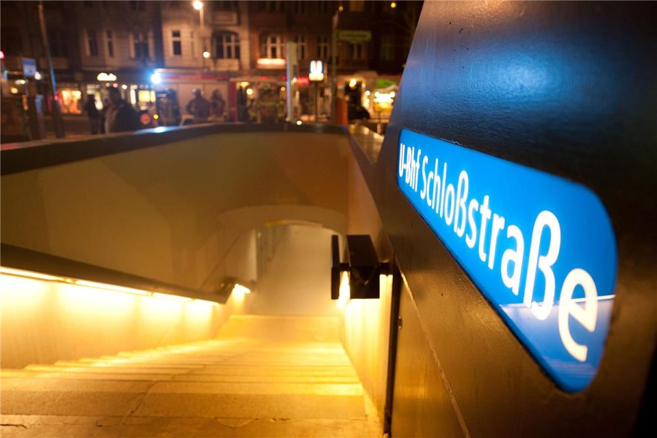 Ende November musste die Feuerwehr zum U-Bahnhof ausrücken. (Archivbild)Jörg Carstensen/dpa