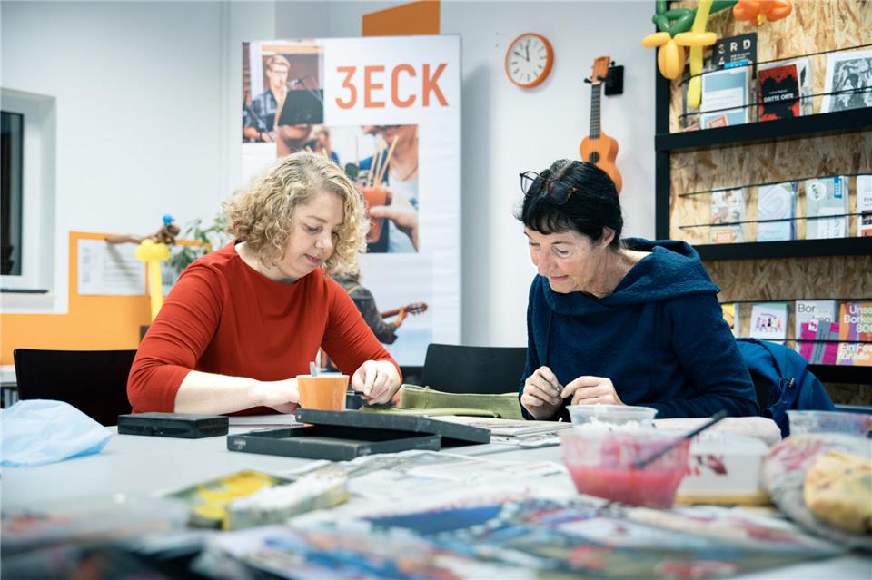 Ende November zeigt die Ausstellung „Farben.Vielfalt.begegnen“ Werke des ehrenamtlich organisierten Mal- und Zeichentreffs. Zu sehen sind vielfältige Arbeiten, die in den vergangenen zwei Jahren entstanden sind.
