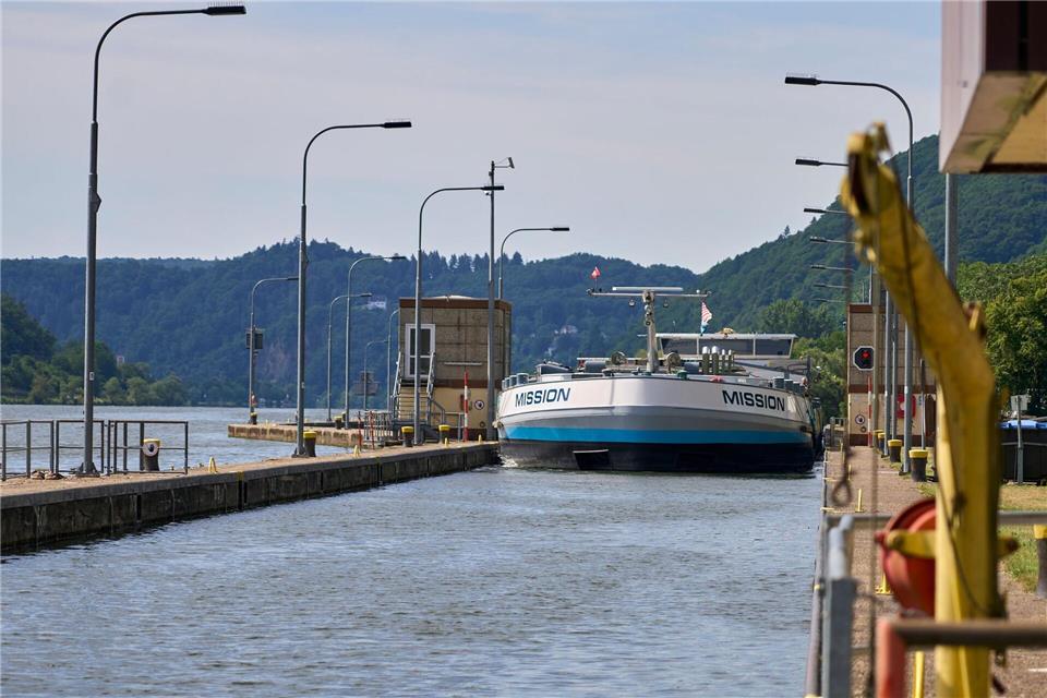 Gibt es mehr Schiffsunfälle auf der Mosel? Ende Oktober soll das Schleusentor ersetzt werden. (Archivbild)Sascha Ditscher/dpa