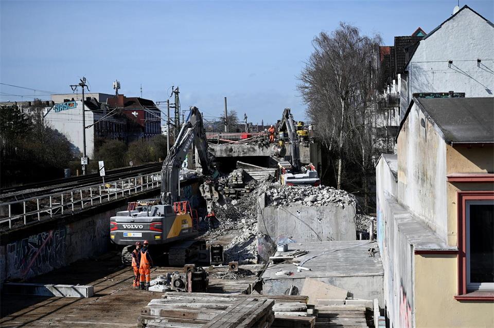 Ende Oktober sollen an der Eisenbahnüberführung Holstenstraße sechs neue Brückenteile eingehoben werden. (Archivbild)Daniel Bockwoldt/dpa