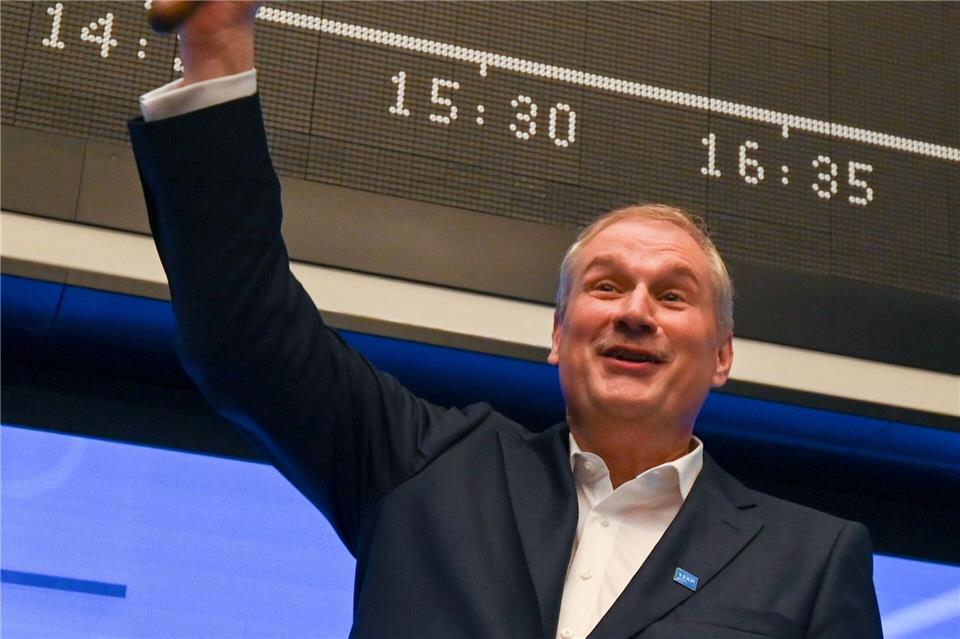 Ende September 2023 läutete Heinricht zum Börsengang der Pharmasparte, die unter anderem Ampullen und Gläschen für den Medizinbereich herstellt, die Glocke an der Frankfurter Börse (Archivbild). Arne Dedert/dpa