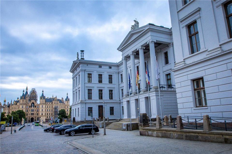 Ende September öffnen die Staatskanzlei und auch sämtliche Ministerien in Schwerin für Besucher ihre Türen. (Archivbild)  Jens Büttner/dpa