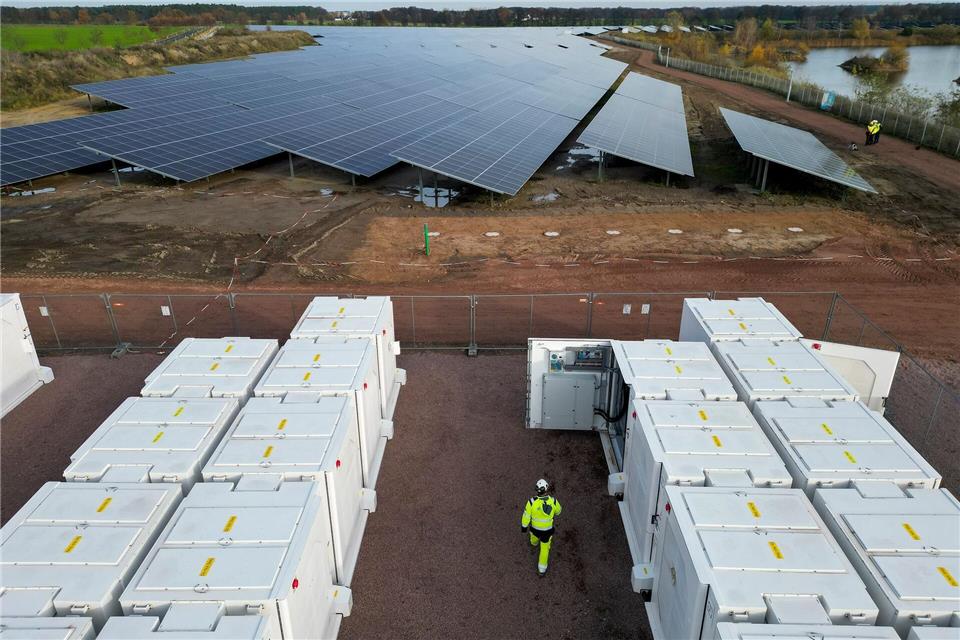 Ende vergangenen Jahres wurde in Zerbst ein Solarpark mit 88 Batteriespeichern eröffnet - ein Beispiel für den Ausbau der Speicher im Land. (Archivbild)Jan Woitas/dpa