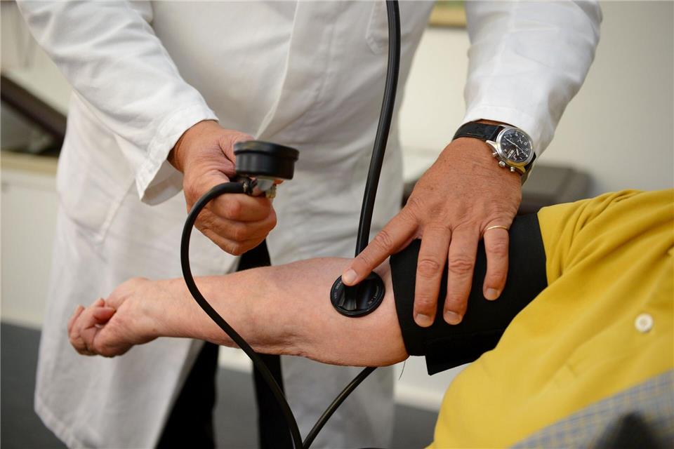 Ende vorigen Jahres kamen im Freistaat auf 100.000 Einwohner knapp 214 Mediziner und Psychotherapeuten. (Symbolbild)Bernd Weißbrod/dpa