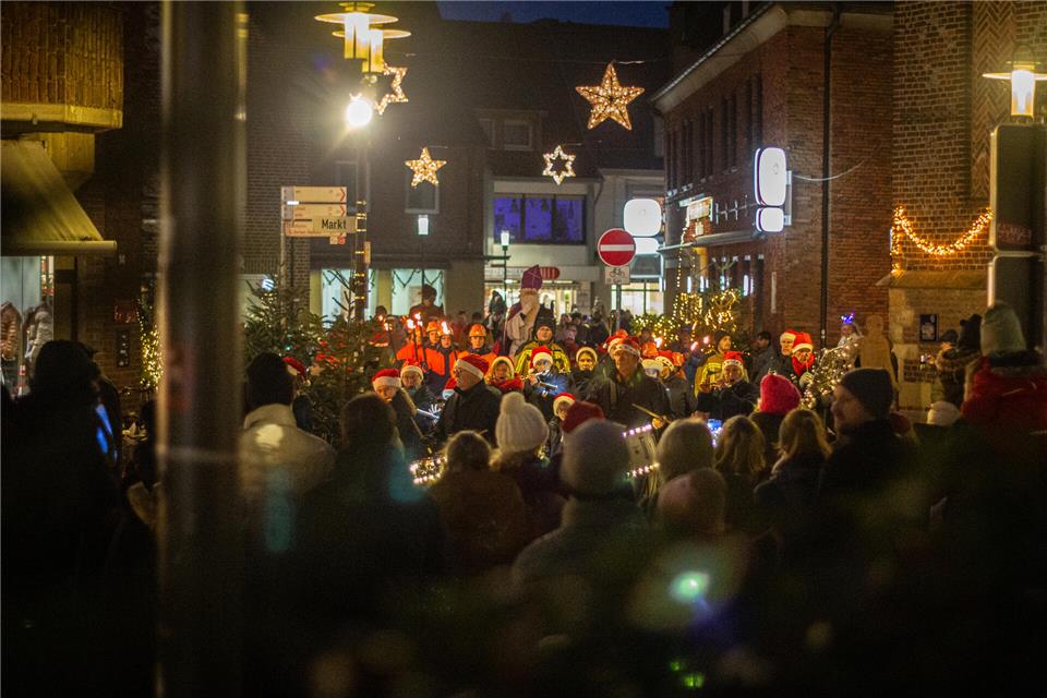 Endlich, da ist er! Der Nikolaus in Borken kam in diesem Jahr aus der Heilig-Gei...