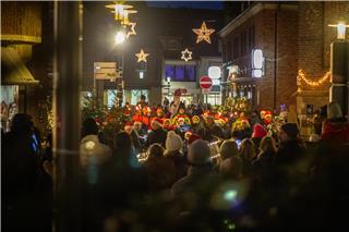 Endlich, da ist er! Der Nikolaus in Borken kam in diesem Jahr aus der Heilig-Geist-Straße.