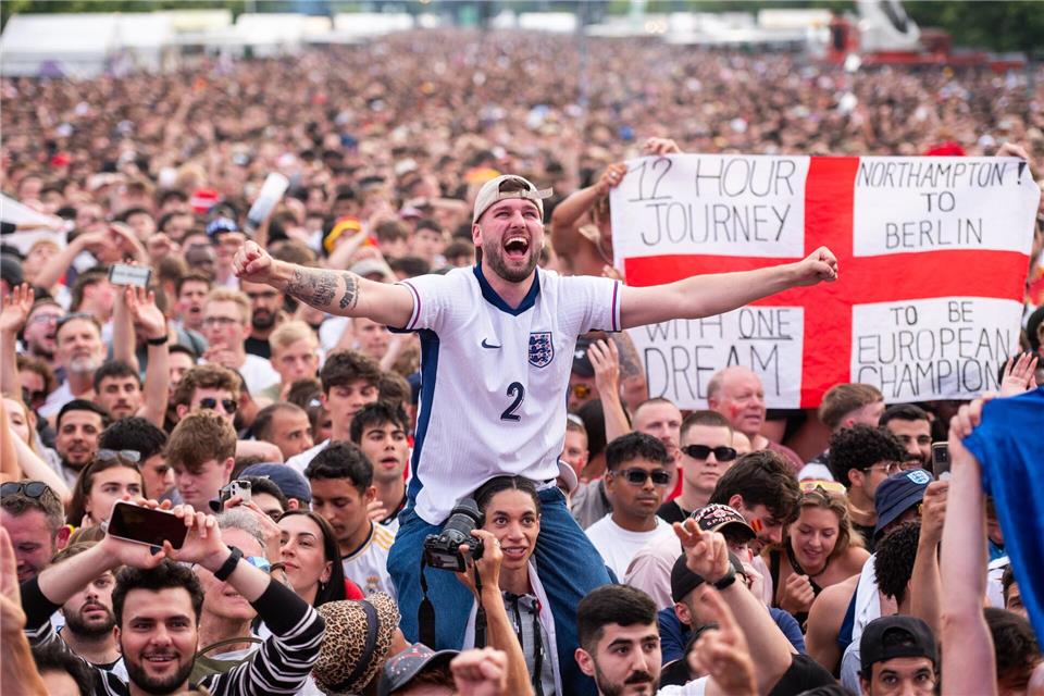 Endlich eine Trophäe? Englands Fans sind in freudiger Erwartung. (Archivbild)Christophe Gateau/dpa