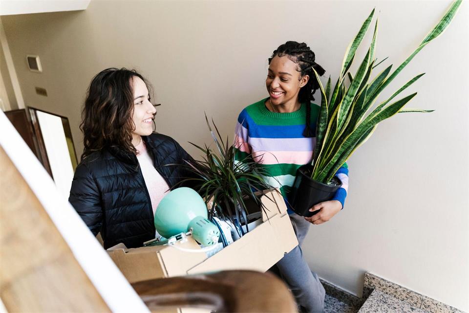 Endlich etwas Passendes gefunden? In vielen Studistädten ist die Zusage für ein WG-Zimmer ein guter Grund für große Freude.picture alliance / Westend61