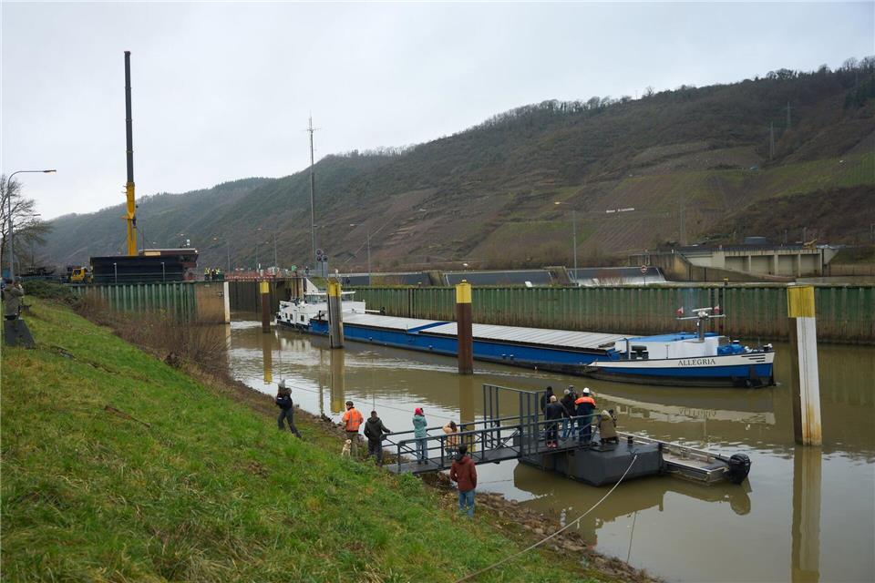 Endlich freie Fahrt: Das erste Schiff ist durch die Notschleusung durch. (Archivbild)Thomas Frey/dpa