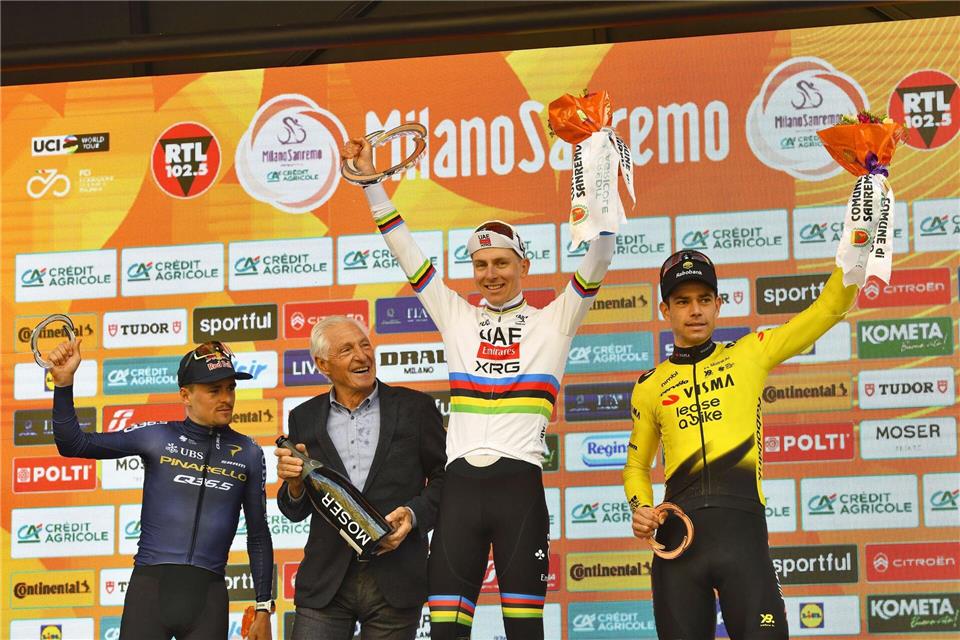 Endlich geschafft: Tadej Pogacar (M) gewinnt den Klassiker Mailand-Sanremo.Davide Vaninetti/LiveMedia-IPA/ZUMA Press Wire/dpa